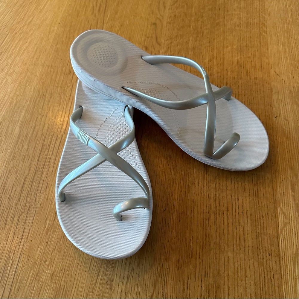 Fitflop Womens Iqushion Wave Pearlised Toe Wrap Cross Slides, Silver, US 7
